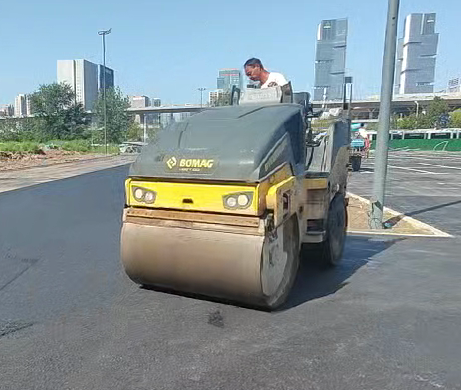 郑州新乡沥青路面施工厂家停车场的“沥青新颜”