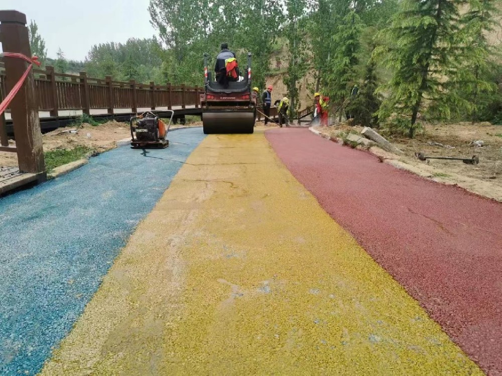 浅谈彩色防滑路面在收费站的应用