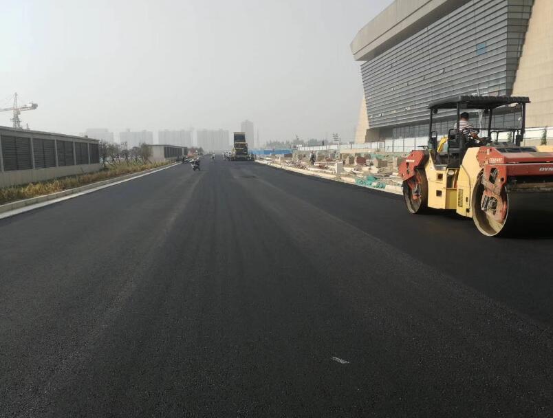 郑州高铁站沥青道路施工