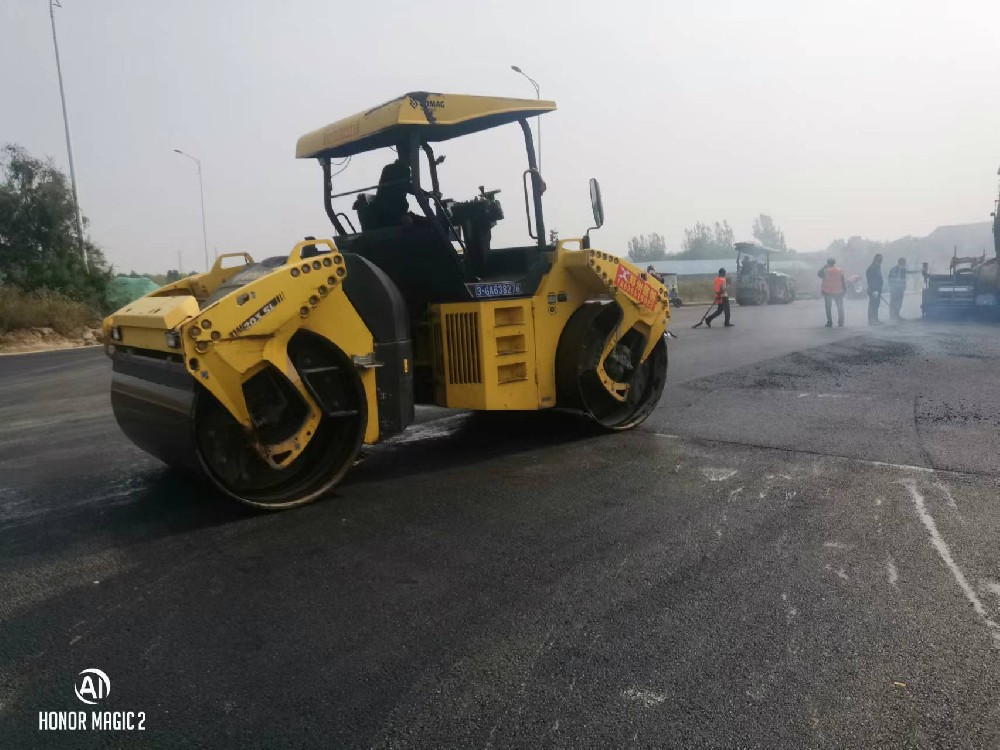郑州滨河西路沥青摊铺