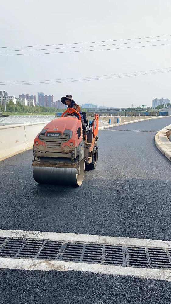 郑州西三环贾鲁河沥青摊铺