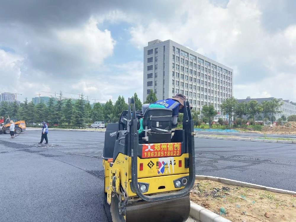 郑州经开十七大街沥青摊铺