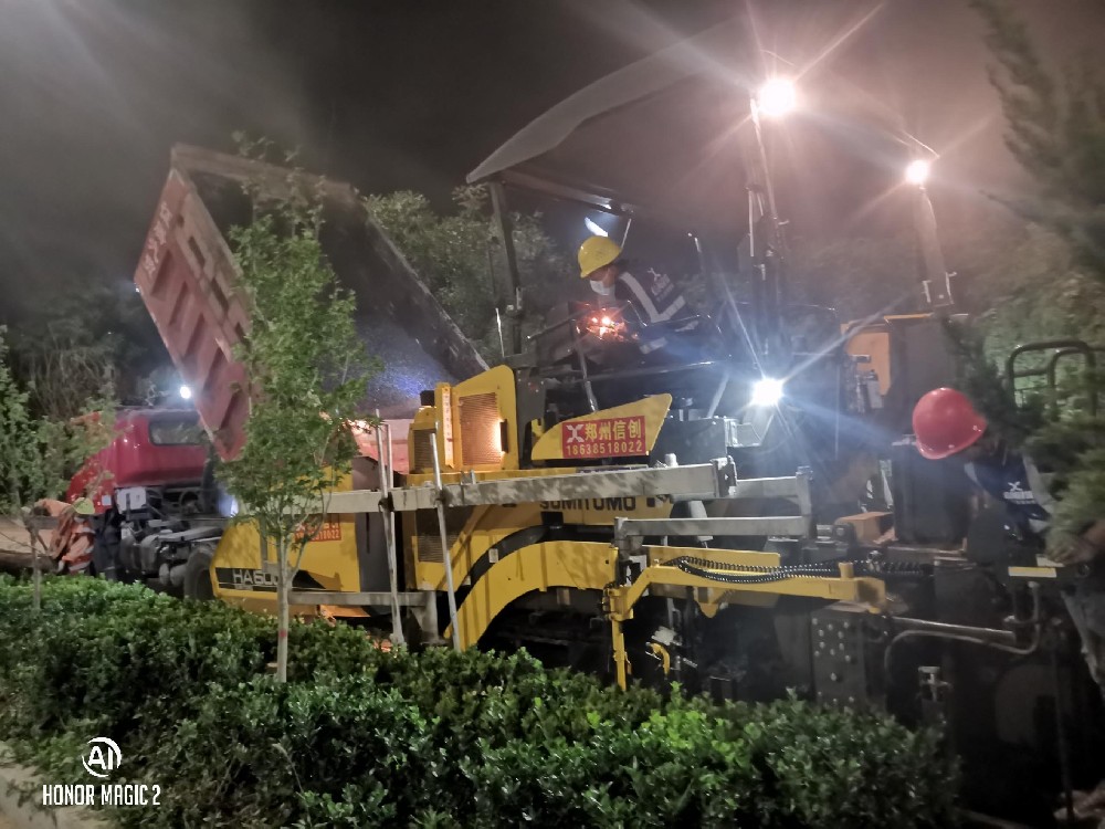 郑州郑汴路未来路沥青洗刨摊铺