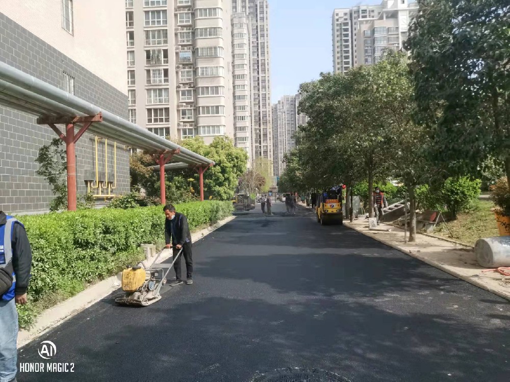 郑州和谐家园一号院沥青摊铺