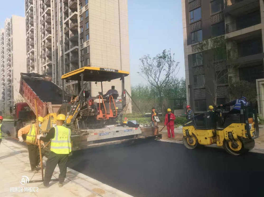郑州碧桂园中央公园沥青摊铺