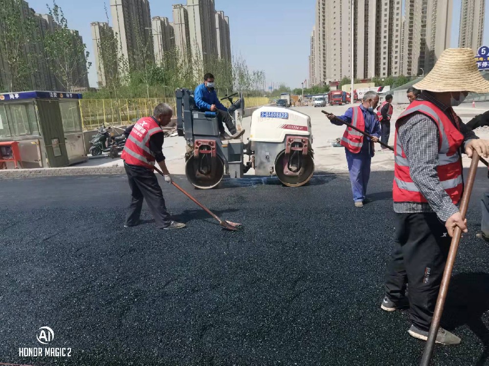 郑州百荣世贸商城沥青摊铺