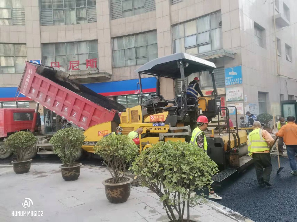 郑州阳光花苑沥青摊铺