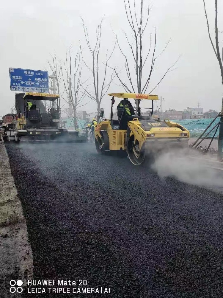 新乡沥青路面摊铺施工安全问题