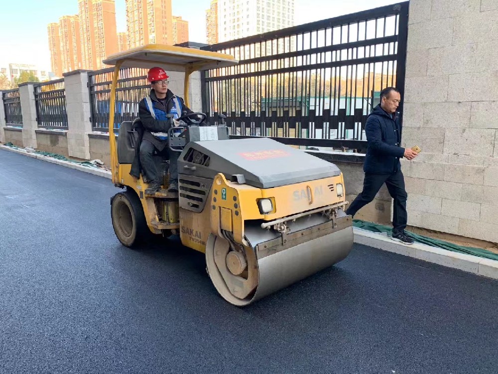 新乡路基回填及路基整型的压实