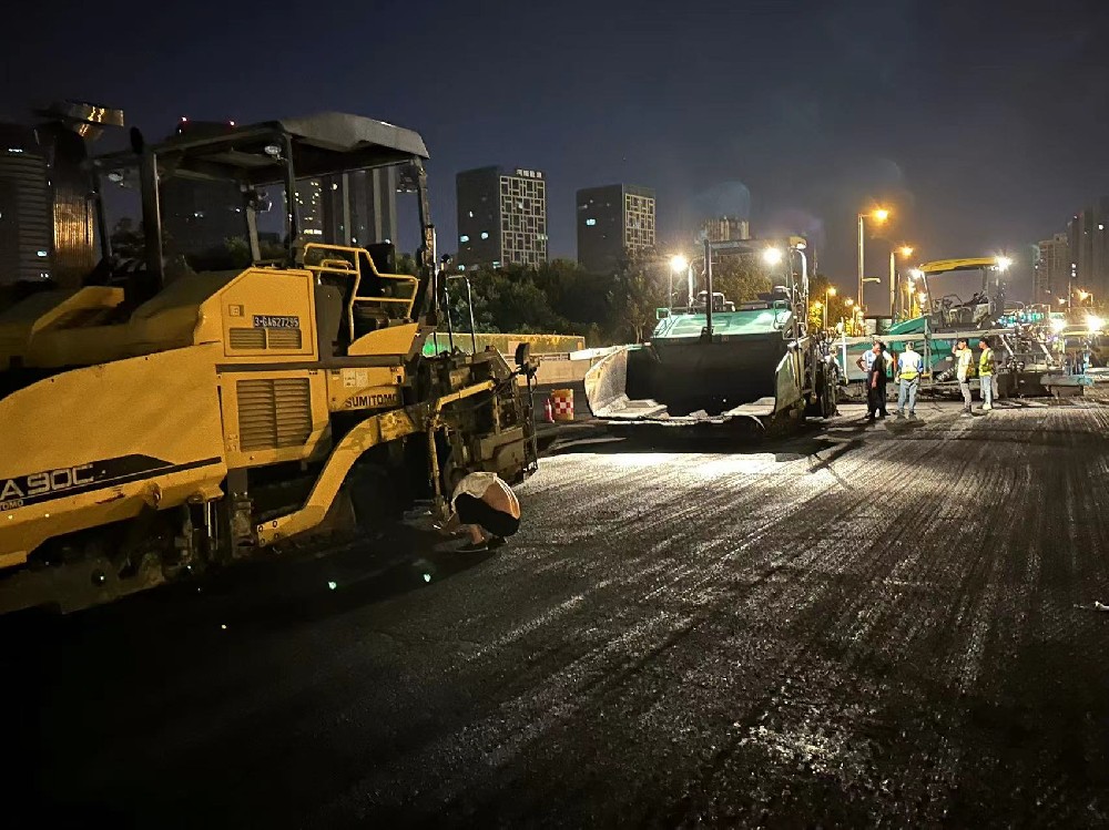 新乡沥青路面与水泥路面比较