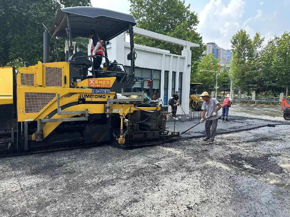 新乡市政道路混凝土路面摊铺机应用注意事项