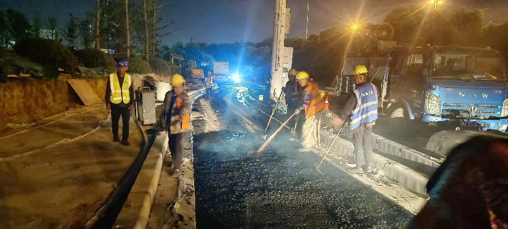 新乡沥青混凝土路面的施工接缝技术