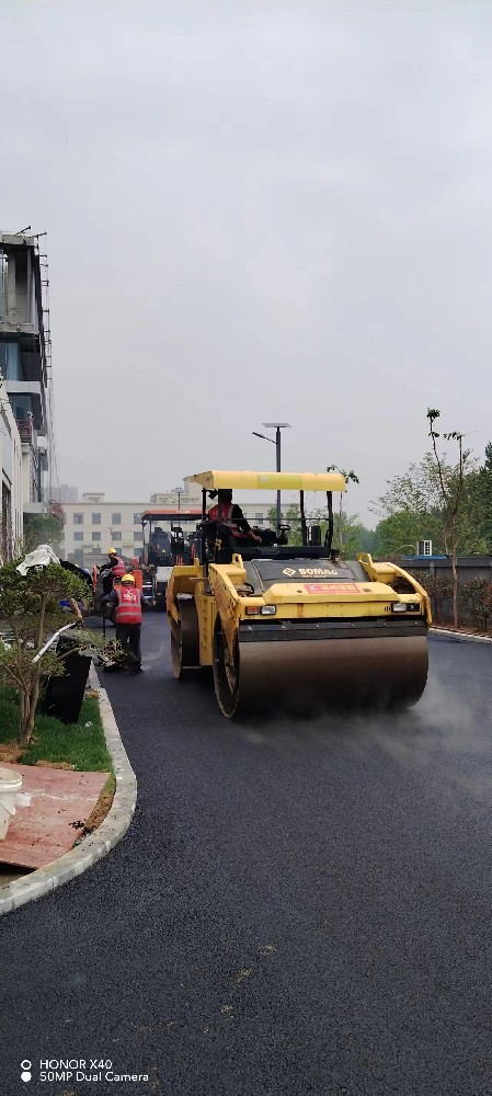 新密沥青路面摊铺