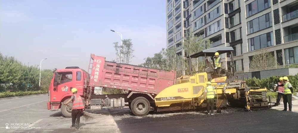 新密沥青路面摊铺