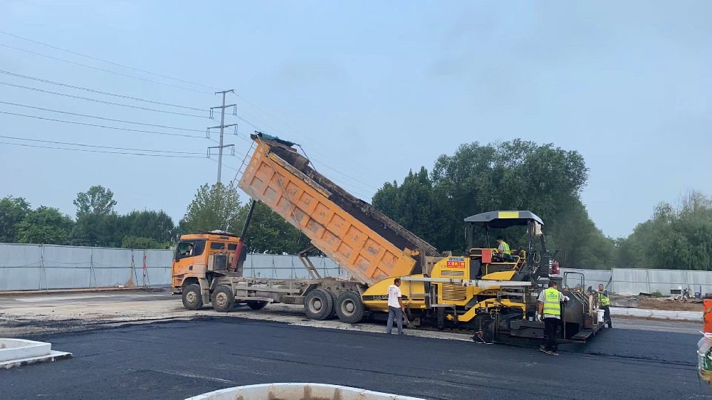 郑州沥青路面裂缝的成因——郑州沥青路面摊铺