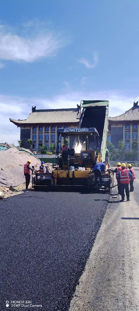 新密沥青混凝土路面的优点——新密沥青路面摊铺
