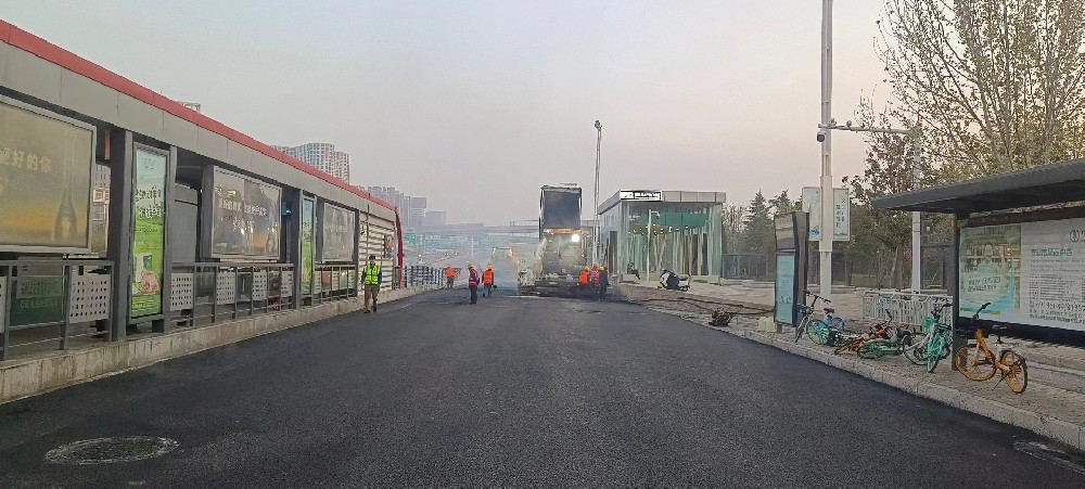 郑州荥阳沥青路面横向施工接缝处理——郑州荥阳沥青路面摊铺