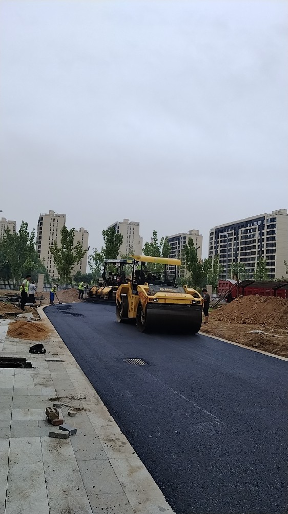 新乡郑州华美石材路沥青路面摊铺施工