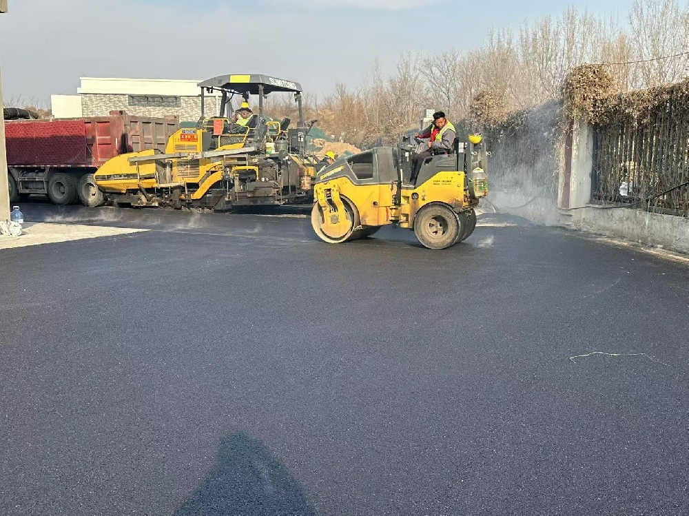 新乡沥青路面施工沥青混合料的摊铺和碾压