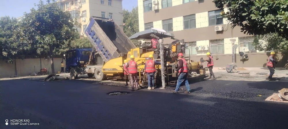风雨兼程为新乡沥青道路建设全力以赴
