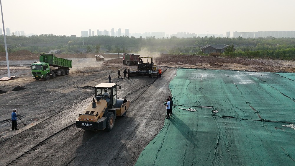 郑州新乡沥青路面施工:给道路穿上“铠甲战衣”