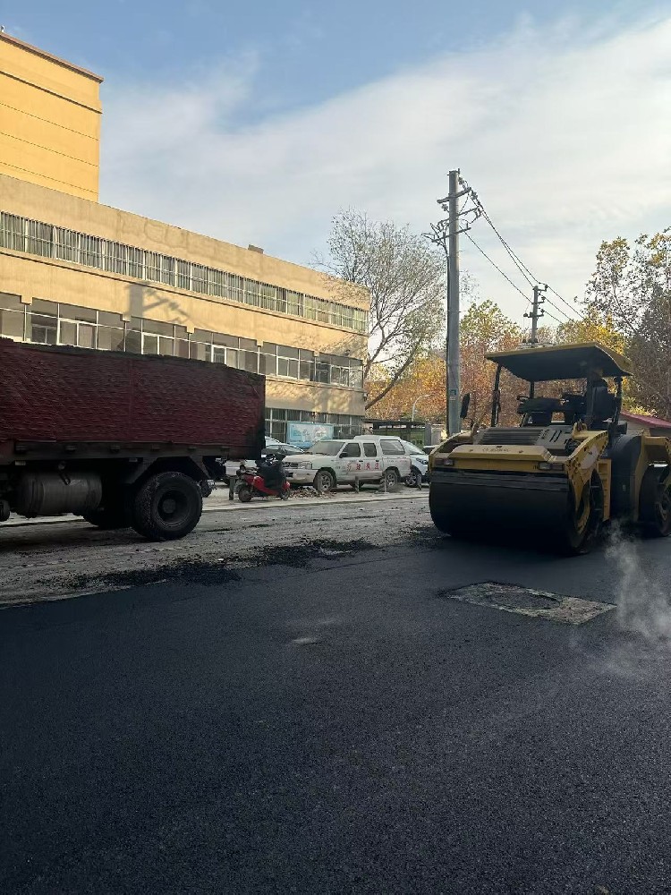 郑州新乡沥青路面施工:一场与时间赛跑的“魔法秀”