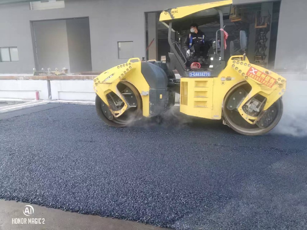 道路上的“沥青魔法师”郑州新乡沥青路面施工厂家