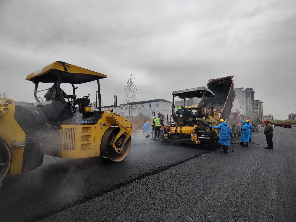 城市脉络的修复师—郑州新乡沥青路面施工厂家