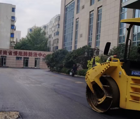 郑州新乡沥青路面施工的“时间战”:从拌和到压实,全程不能超4小时
