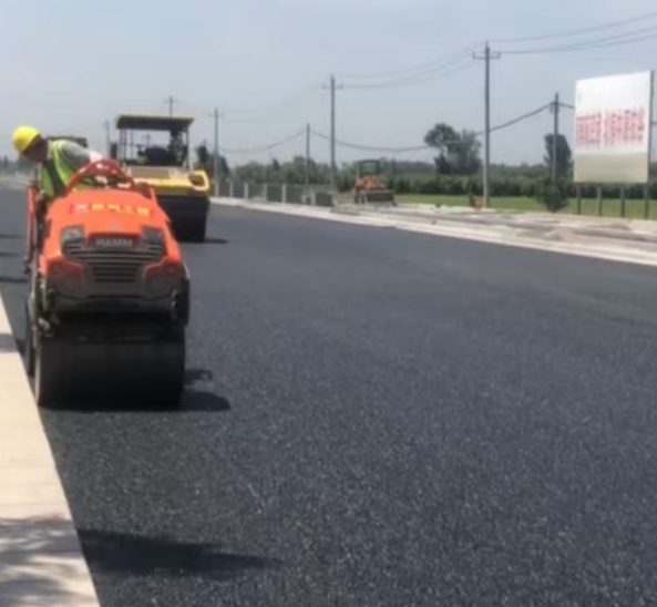 郑州新乡小区里的“暖心路”：我们的沥青路，让老人孩子走得更安心