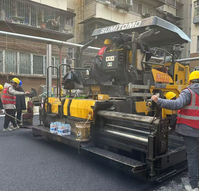 郑州新乡沥青路面施工边坡和标线施工阶段