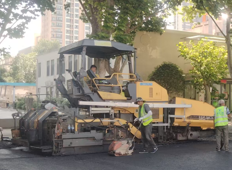 老旧沥青路面翻新改造,让破损道路重焕新生