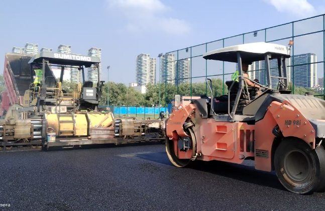 细粒式沥青路面精修施工,表层细腻平整,提升道路精品质感