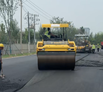 郑州新乡机场联络道沥青路面高精度铺装技术